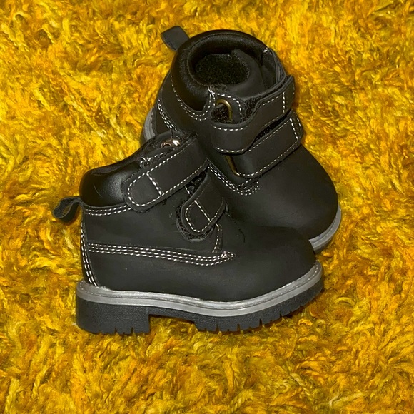 Baby boy boots size 2! - Picture 3 of 3